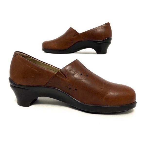 Aravon Mara Etched Leather Wedge Loafers - Picture 2 of 8